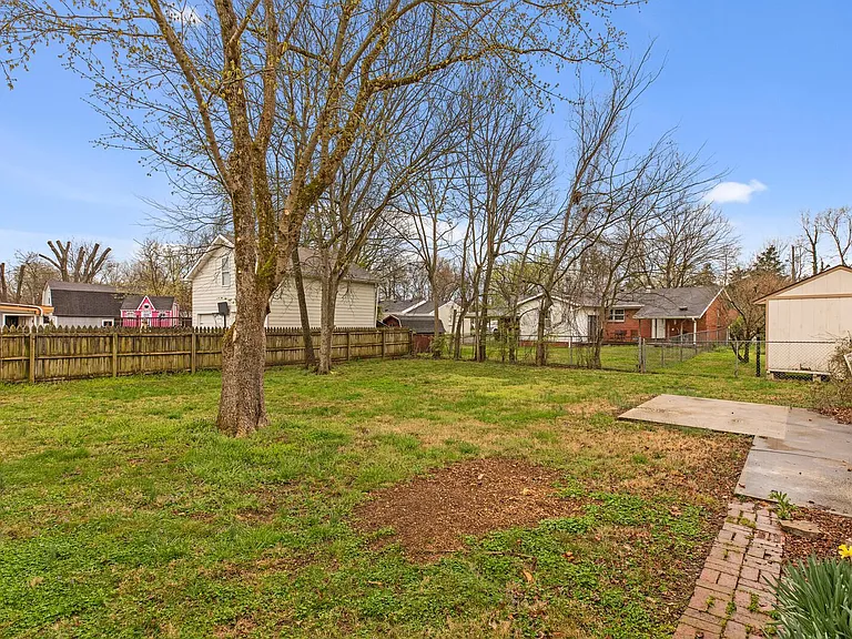 425 Perkins Dr — Photo 3