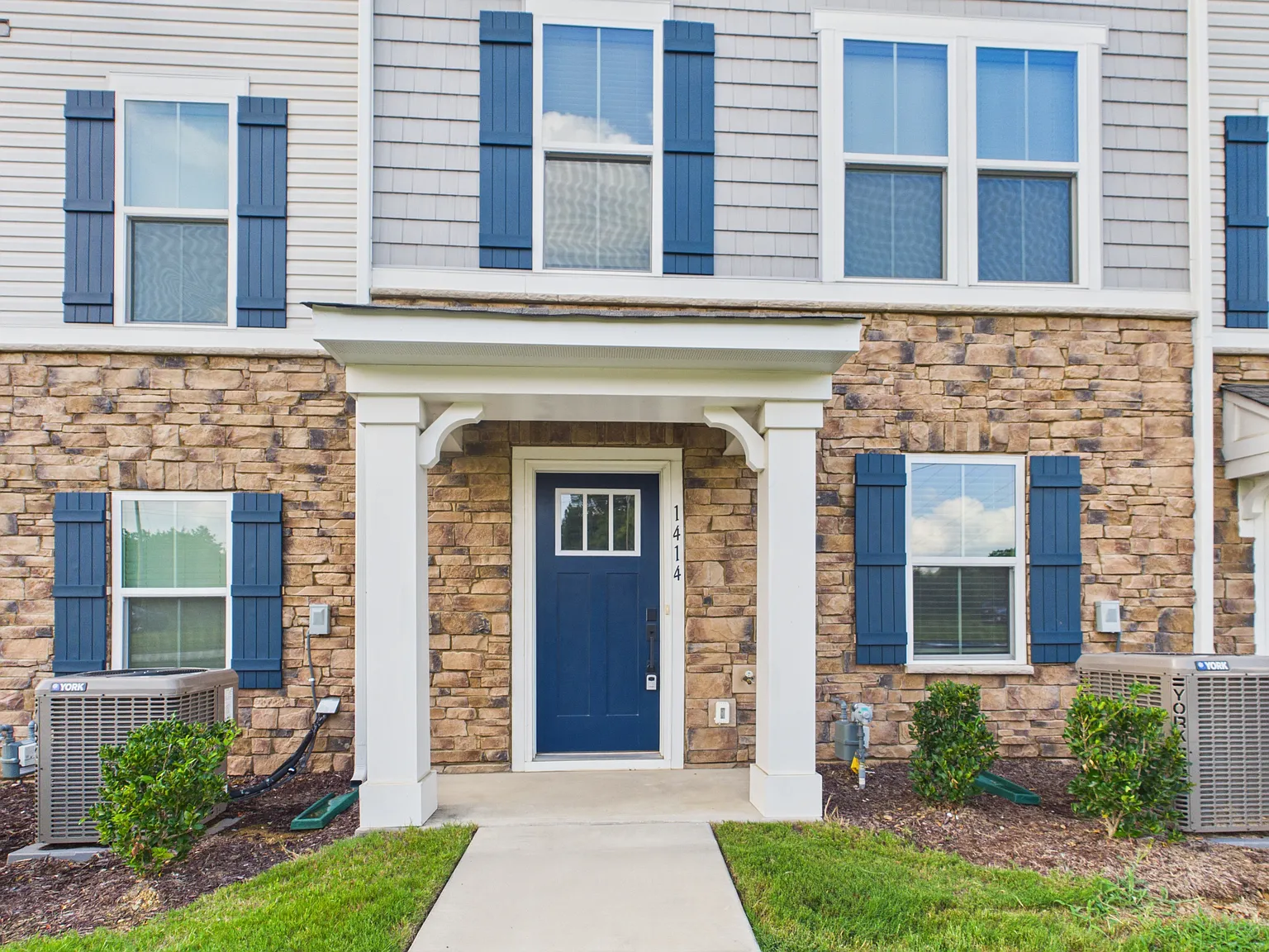 3 bed, 2.5 bath, 1786 sqft, $2,250 — Photo 1