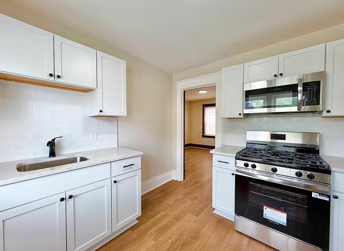 3 bed, 1000 sqft, $1,200 — Photo 2