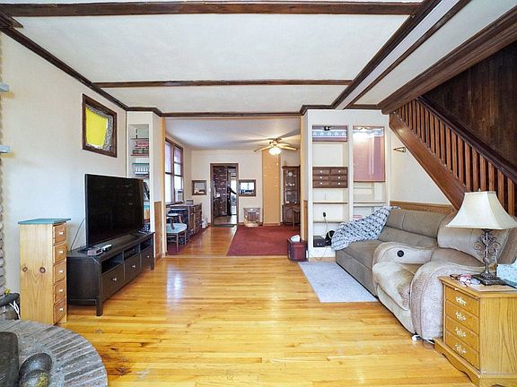 5th image of 217 Brehaut Ave