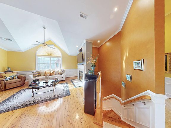 4th image of 6908 Fairfax Dr Unit 402