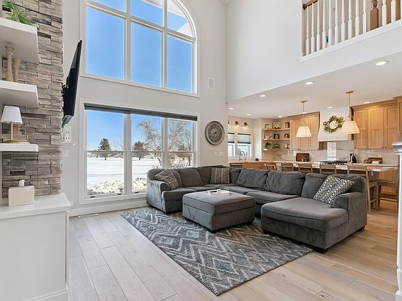 5th image of 937 Fox Ridge Rd