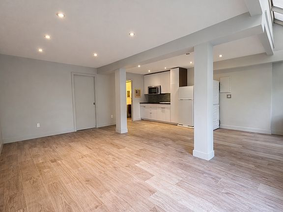 3rd image of 975 Aubeneau Cres