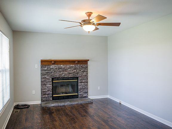 4th image of 81 E Point Dr