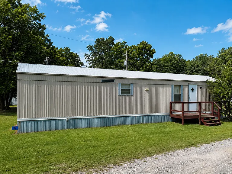 Unit 1B 

Cozy 2BR/1BA home in Milledgeville, GA! 

Features stove & fridge, spacious outdoor area, quiet country setting, minimal security deposit, and first month's rent moves you in. Rent: $650/mo.