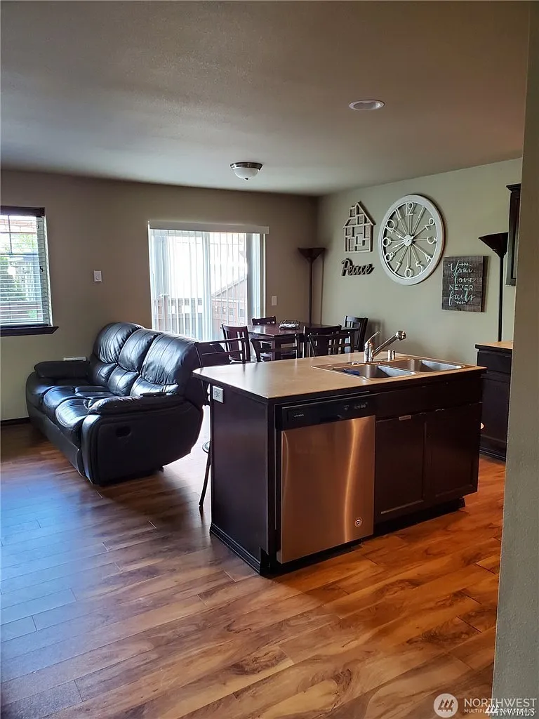 3 bed, 2.5 bath, 1385 sqft, $1,900 — Photo 4
