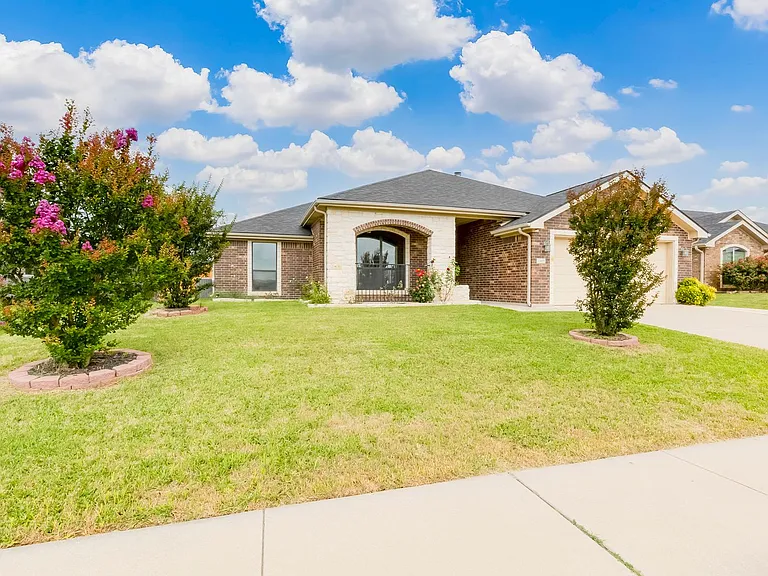 2405 Coy Dr — Photo 3