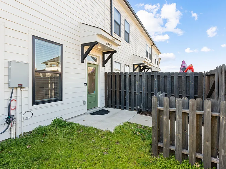 2045 Oakwood Ave — Photo 30
