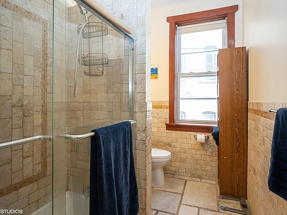 5th image of 1919 W Montrose Ave APT 2