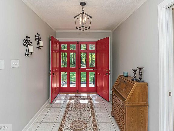 5th image of 521 Parkwood Ln