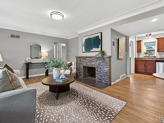 3rd image of 913 Blossom Ln