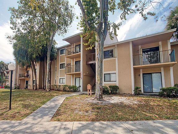 3rd image of 200 Palm Cir W APT 105