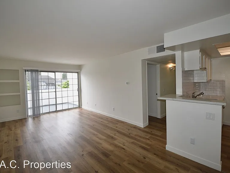 15007 Burbank Blvd — Photo 3