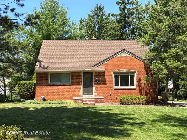 7581 Saint John St, Shelby Township, MI 48317