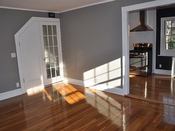 4th image of 174 Burns St