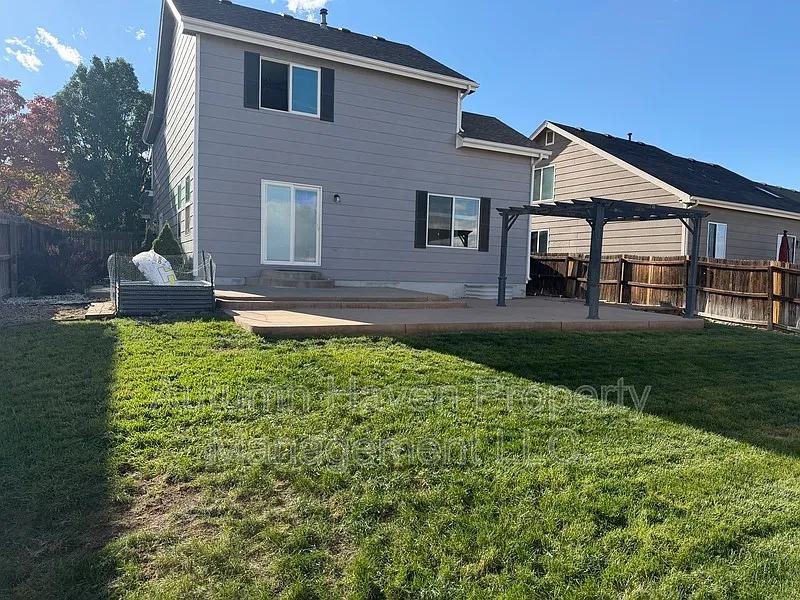 3 bed, 2.5 bath, 2325 sqft, $3,400 — Photo 2