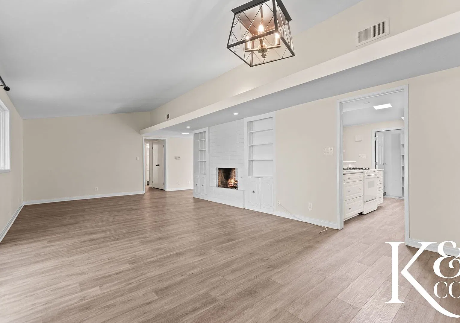 Single-Story Thousand Oaks Home with Private Pool — Photo 2