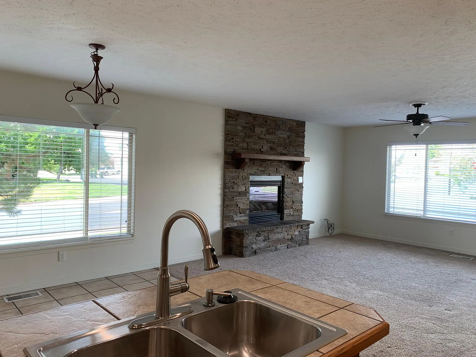 4 bed, 2.5 bath, 2083 sqft, $2,300 — Photo 2