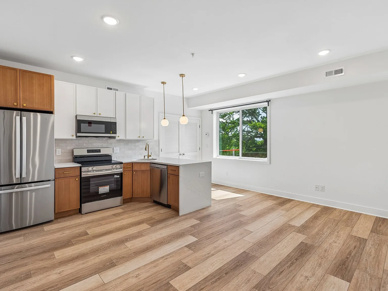 2 bed, 950 sqft, $1,699 — Photo 1