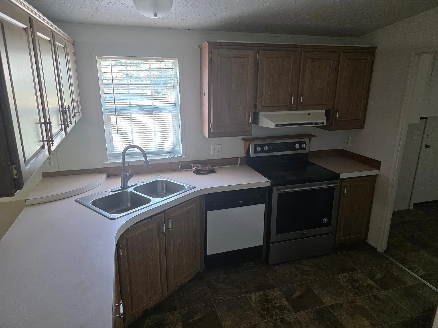 4 bed, 1200 sqft, $1,395 — Photo 3