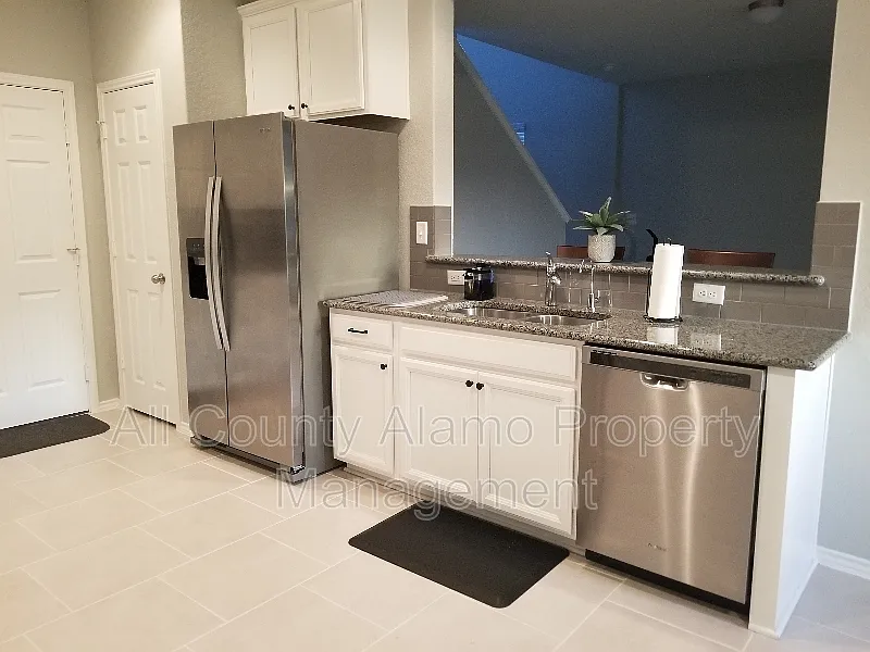3 bed, 2.5 bath, 1837 sqft, $1,975 — Photo 4