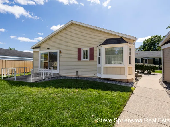 942 Village Ln, Jenison, MI 49428