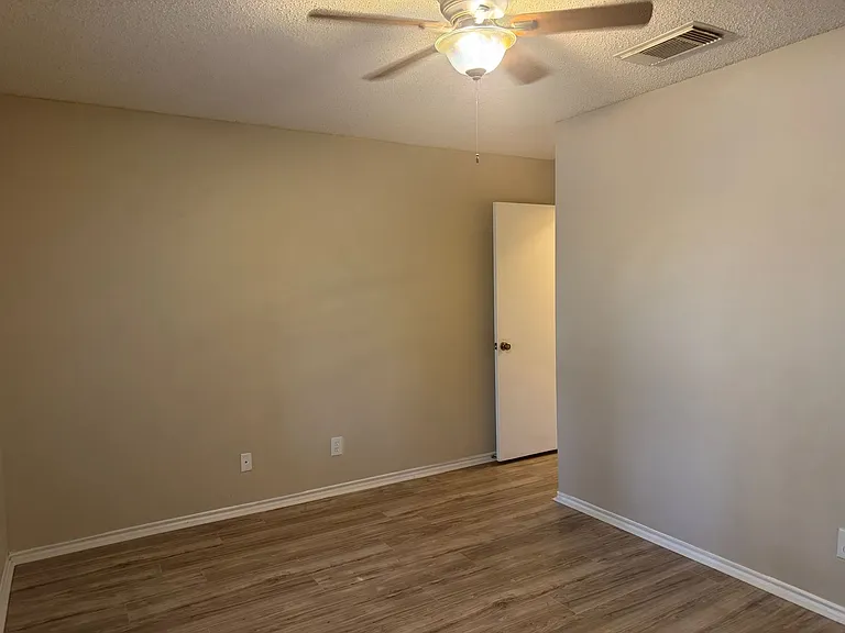 8003 Chestnut Manor Dr — Photo 14