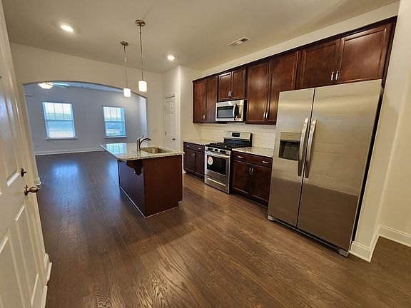 5th image of 728 Hahn Ct