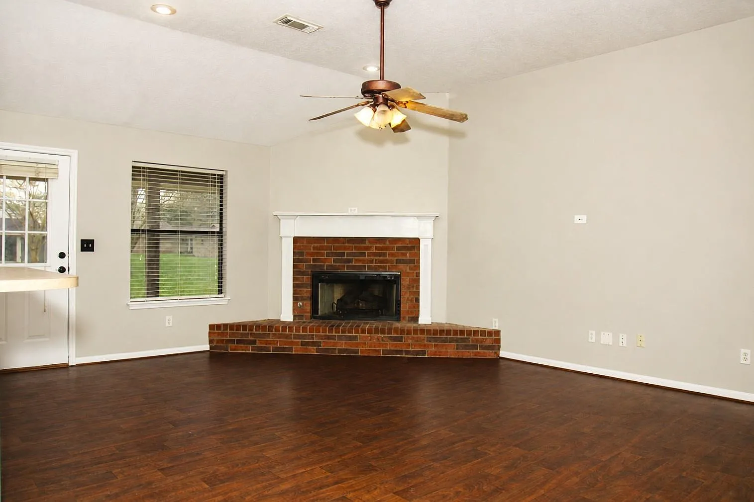 3 bed, 2.0 bath, 1402 sqft, $2,200 — Photo 4