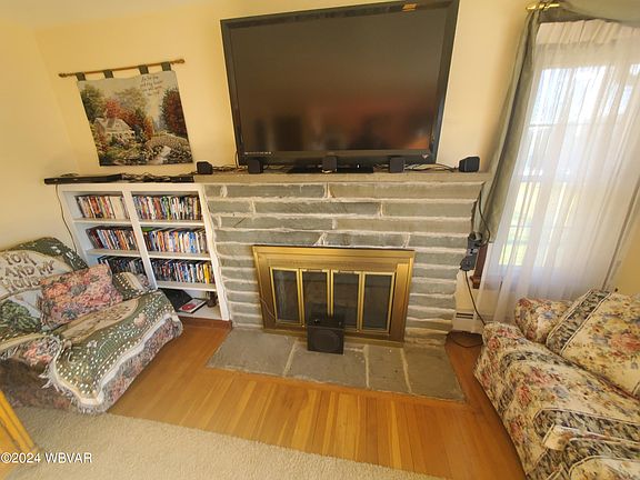 3rd image of 452 Woodward Ave