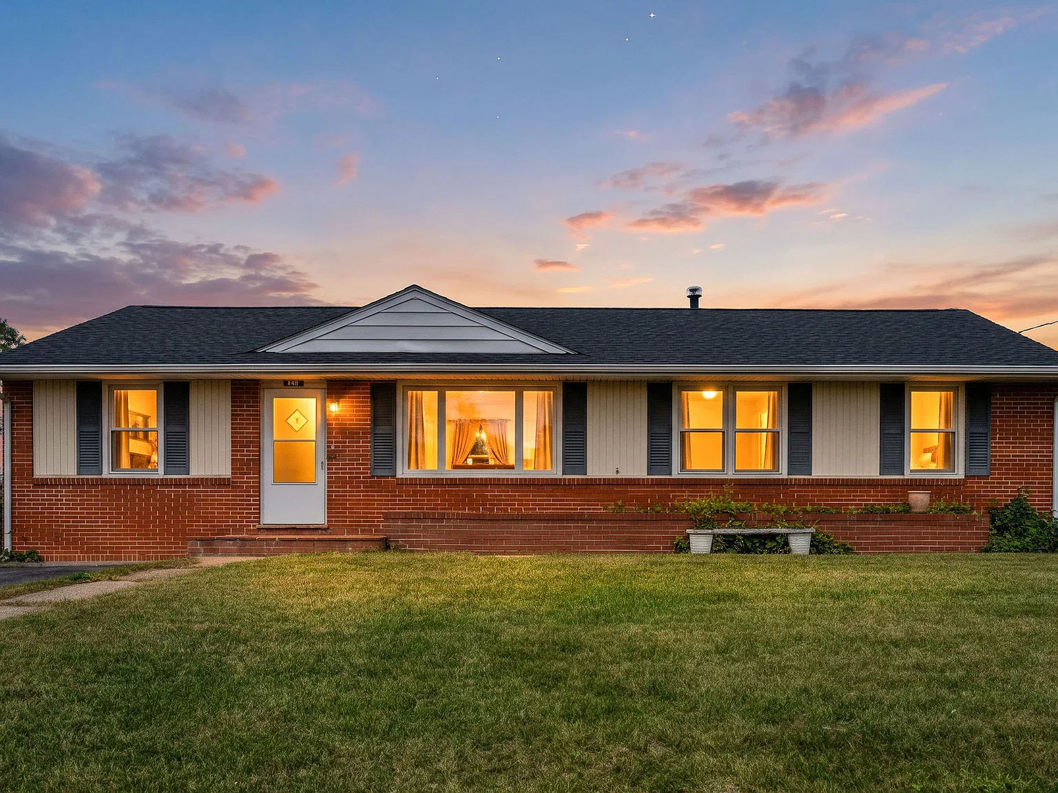 3 bed, 1.5 bath, 1180 sqft, $1,750 — Photo 1