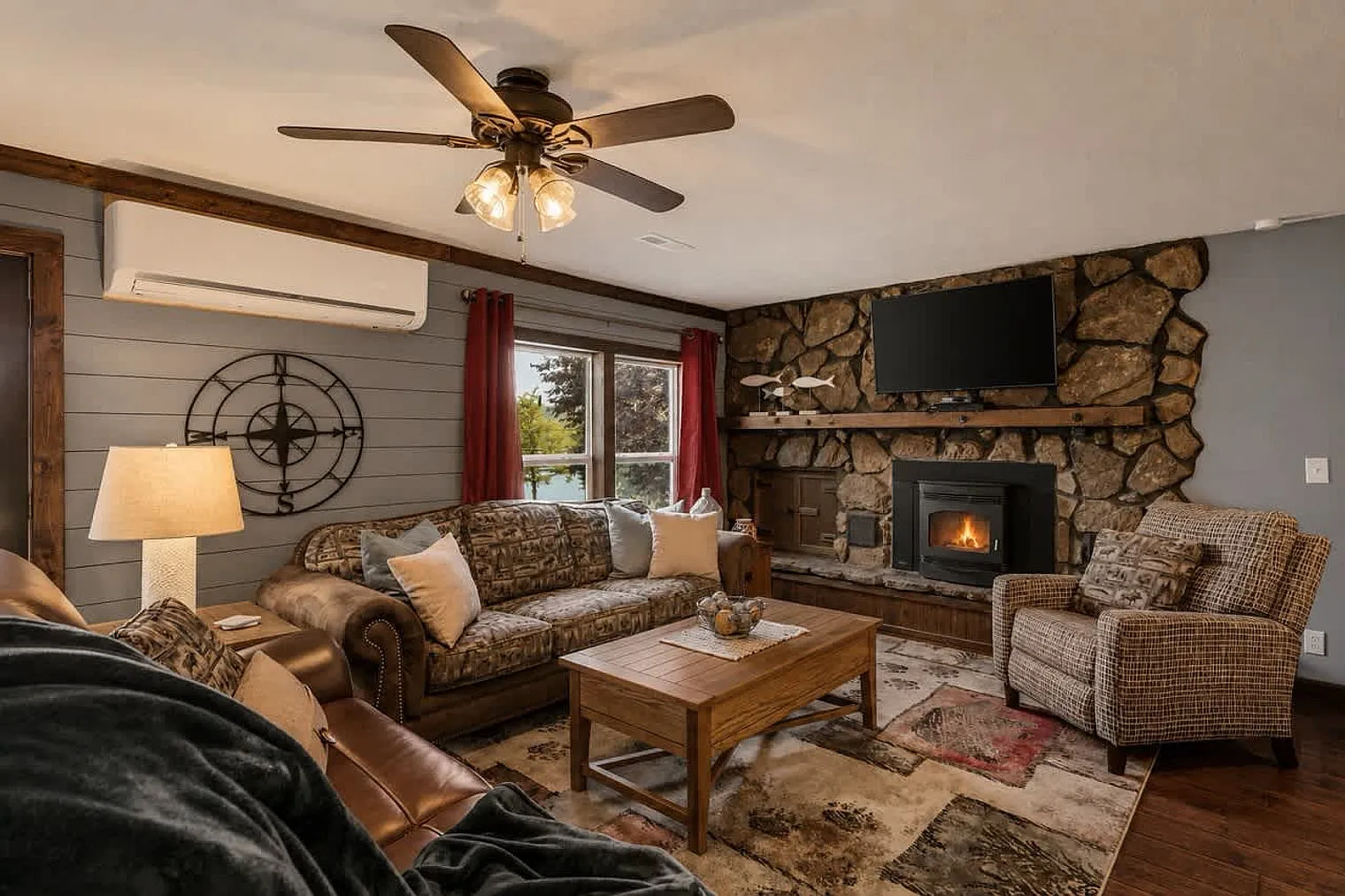 4 bed, 2.0 bath, 2098 sqft, $7,897 — Photo 1