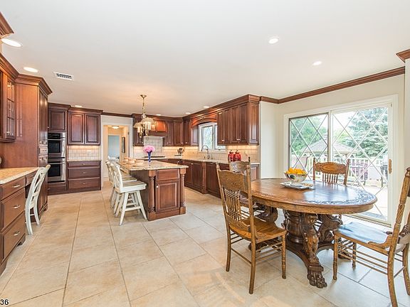 3rd image of 8 Blackberry Ln