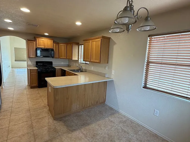 4662 Redwood St — Photo 3