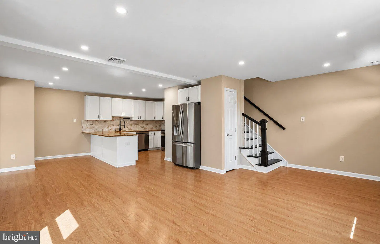 3 bed, 1.0 bath, 950 sqft, $2,300 — Photo 3
