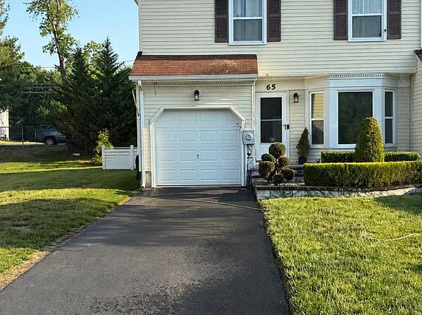 65 Carriage Ln, Englishtown, NJ 07726