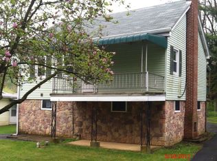 28 Oak Ln, Pottsville, PA 17901