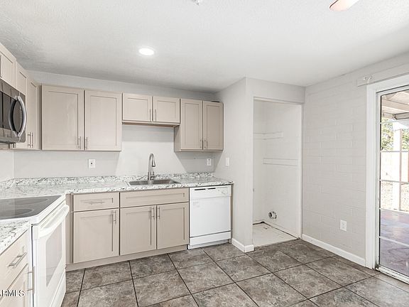 4th image of 7432 W GLENROSA Avenue