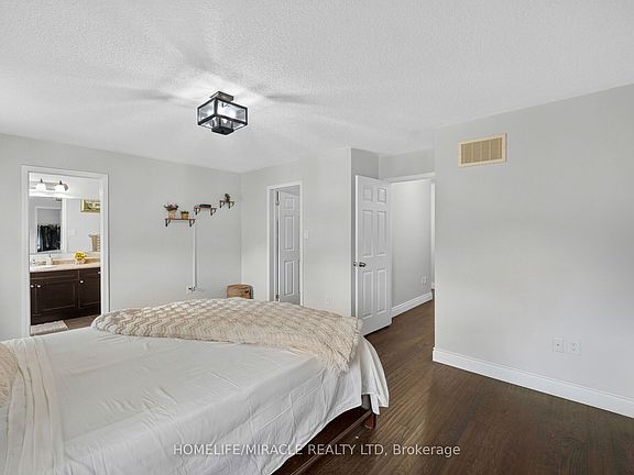 5th image of 452 Tyrone Cres