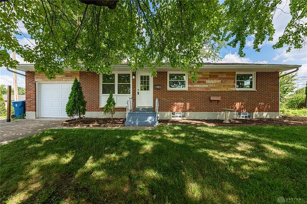 3 bed, 1.0 bath, 972 sqft, $1,650 — Photo 2