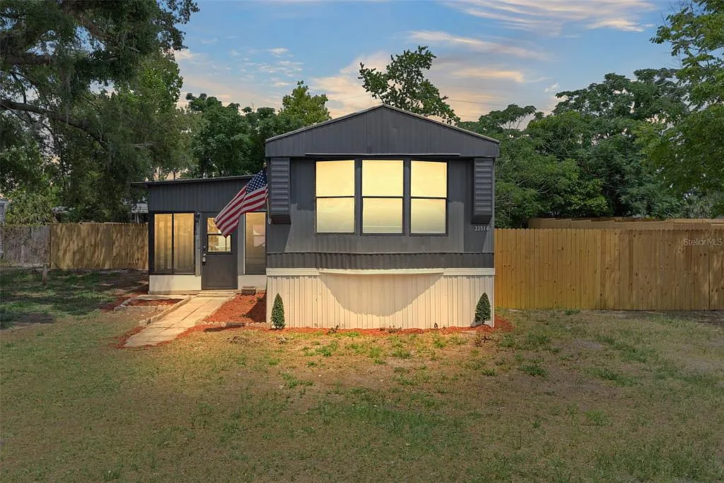 3 bed, 2.0 bath, 938 sqft, $1,499 — Photo 1