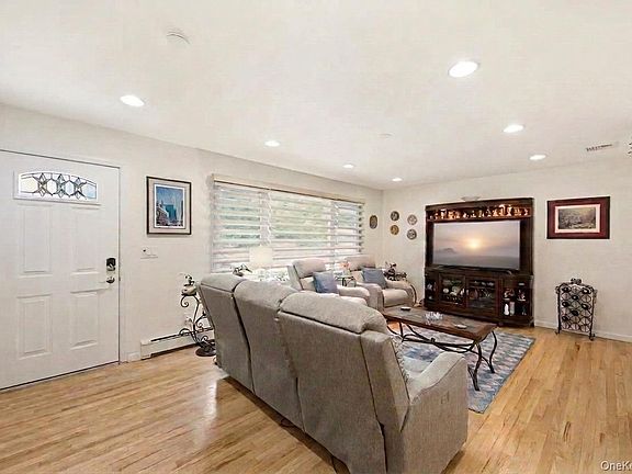 4th image of 10 S Merrick Road