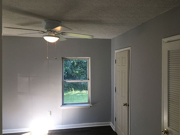 3rd image of 119 E Brown St