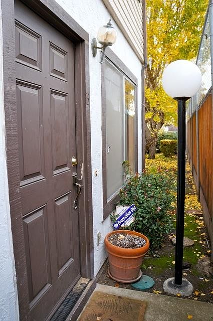 2nd image of 2577 El Portal Dr APT B