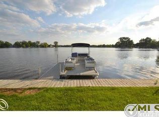 9267 Camelot Dr, White Lake, MI 48386