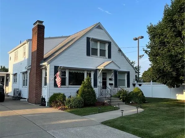 15 Cavalry St, Cranston, RI 02920