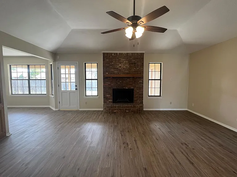 1653 Parkview Dr — Photo 12