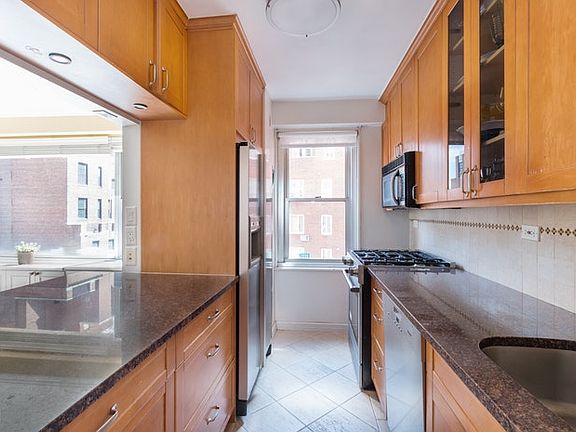 4th image of 75 E End Ave APT 16D