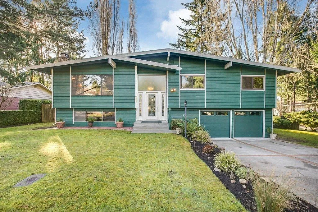 Photo 1 of 12 - 7605 NE 123rd St - Kirkland, WA Primary Photo - 7605 NE 123rd St