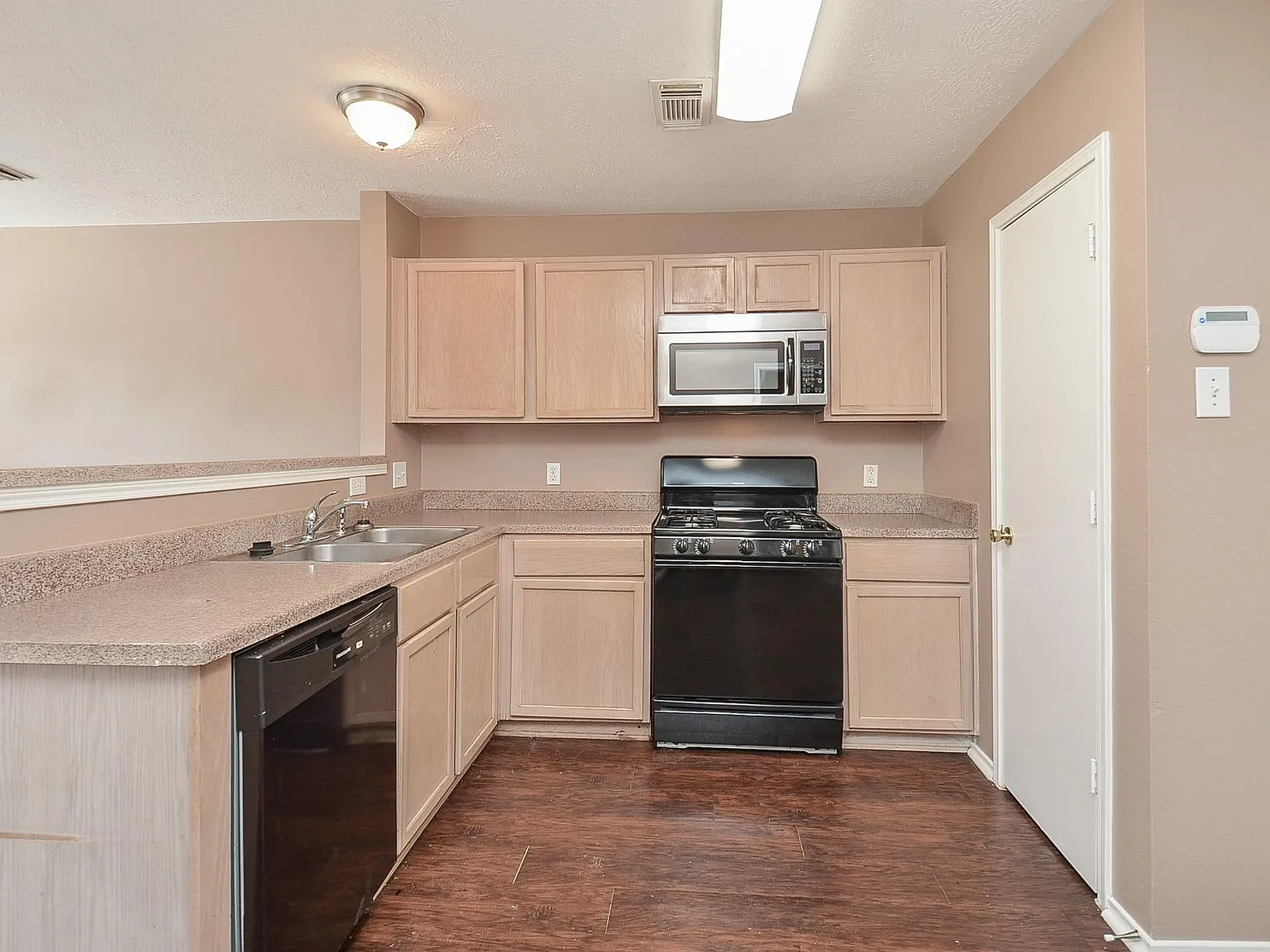 4 bed, 2.5 bath, 1756 sqft, $1,950 — Photo 3